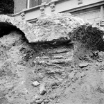 845292 Afbeelding van de bij een opgraving gevonden resten van de stadsmuur bij het bastion Sterrenburg te Utrecht, ...